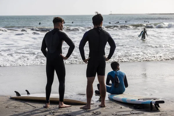 Surfeurs Sur Plage Regardant Autres Personnes Attraper Des Vagues Sur — Photo