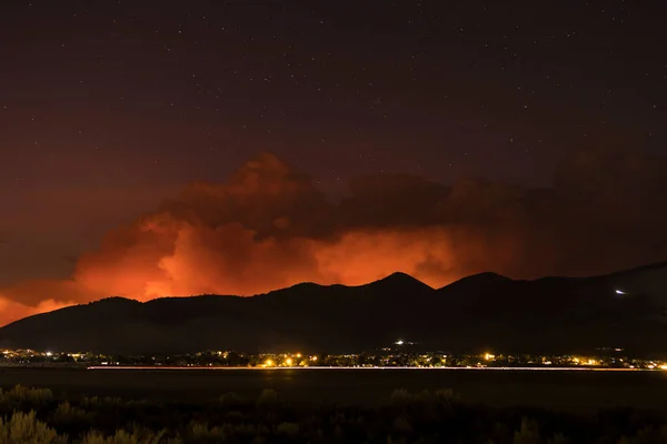 Nubes Humo Fuego Salvaje Sobre Colina Una Comunidad — Foto de Stock