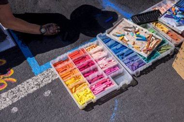 Organizatör tepsisinde iyi kullanılmış renkli tebeşirler