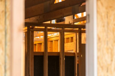 Bir yapının içinde tamamlanmamış ahşap parçaları çerçevelenmiş