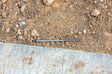 Kaldırımın kenarına büyük bir çivi düştü.