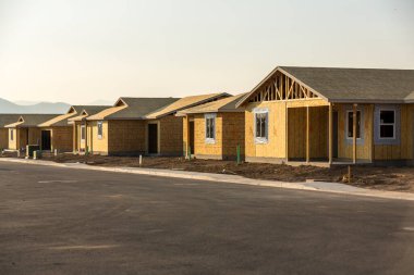 Boş bir otoparkta inşaat halindeki bitmemiş evler.