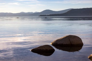 Tahoe Gölü kıyısındaki bir fotoğrafta küçük kanolar.