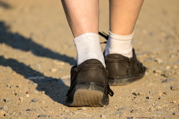 Schwarze Schuhe Und Weiße Socken Die Ein Spaziergänger Auf Einem — Stockfoto