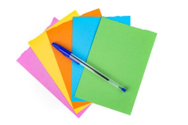 Beyazın üzerine izole edilmiş çok renkli kağıt üzerinde mavi ofis kalemi. Üst alt görünüm