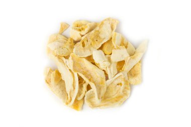 Dondurulmuş mango dilimleri beyazın üzerinde izole edilmiş bir yığın halinde. Üst alt görünüm