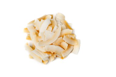 Dondurulmuş hindistan cevizi dilimleri beyazın üzerine izole edilmiş bir yığın halinde. Üst alt görünüm