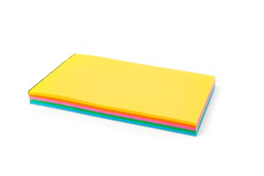 Gökkuşağı renginde yırtık beyaz üzerine izole edilmiş sayfalar içeren satır dışı not defteri