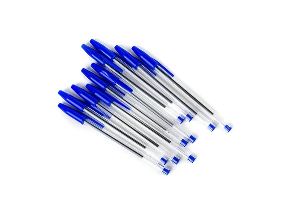 Niebieskie Długopisy Materiały Biurowe Nowe Czapkami Izolowanymi Biało — Zdjęcie stockowe