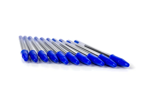 青の書き込みペン 白の上に隔離されたキャップと新しいオフィス用品の角度のグループ — ストック写真