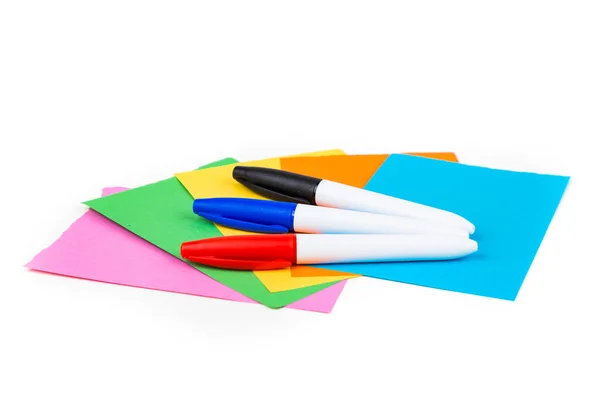 Постоянные Маркеры Разноцветных Бумажных Блокнотах Изолированных Поверх Белого — стоковое фото