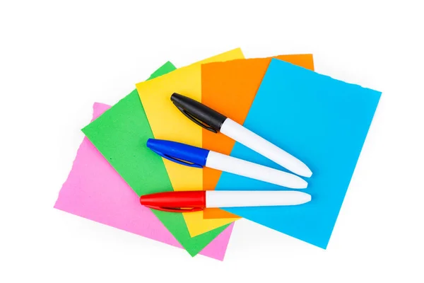 Постоянные Маркеры Разноцветных Бумажных Блокнотах Изолированных Поверх Белого Вид Сверху — стоковое фото
