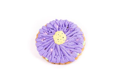 Kraliyet şekeriyle süslenmiş tek bir mor çiçek, beyaz üzerine izole edilmiş şekerli kurabiye.