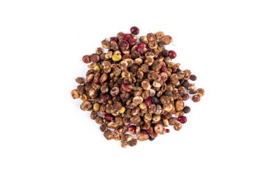 Kurutulmuş sumac üzümlerinin tamamı beyaz üzerine izole edilmiş.