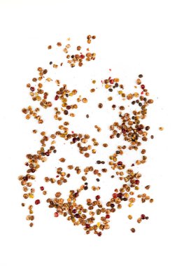 Kurumuş sumac üzümleri beyaza saçılmış.