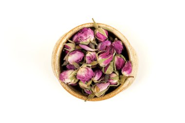 Seramik kasede kurumuş pembe gül tomurcukları.