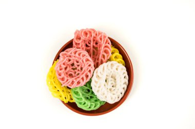 Bir kasede çok renkli tapyoka krakerleri var.