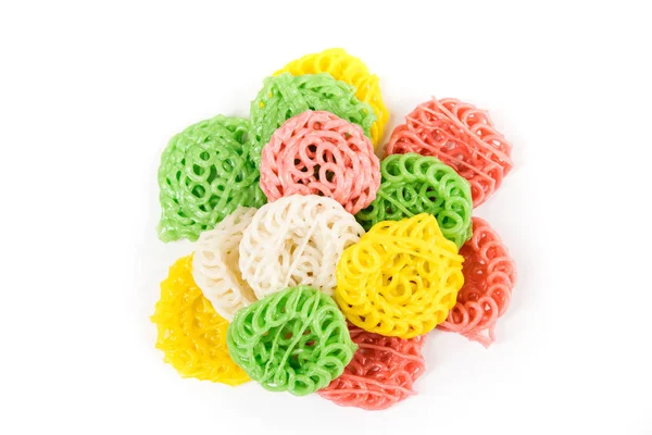 Çok renkli tapyoka krakerleri üst üste yığılıp beyazın üzerine izole edilmiş.