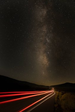Arka lambalardan Samanyolu 'na doğru uzanan uzun trafik izleri.