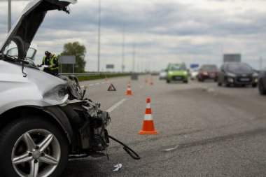 Trafik kazası. Gri bir arabanın kırık önü.,