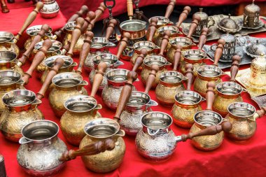 Türk pazarı. Kahve yapmak için geleneksel Türk Türkleri. Vitrin 'de satılık cezalar.