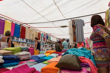 Türkiye, Kemer 05 / 24 / 2018: Türkiye 'deki pazar, canlı ticaret, insanlar geleneksel Türk mallarını seçiyor.