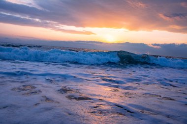 Kumsalda güzel bir gün batımı