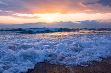 Kumsalda güzel bir gün batımı