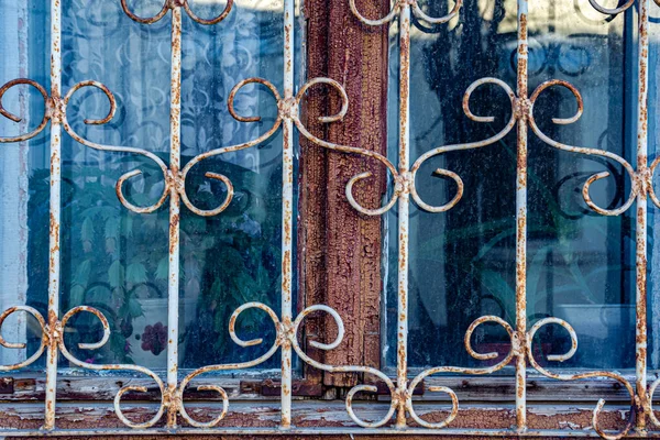 Ventana Una Vieja Casa Detrás Una Celosía Con Dibujos Metálicos —  Fotos de Stock