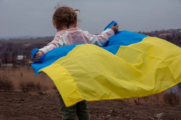 Vacker Liten Flicka Med Flagga Ukraina Mot Bakgrund Stad Och — Stockfoto