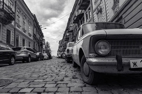 Ucrania Chernivtsi 2022 Calle Con Coches Aparcados Ciudad Chernivtsi Viejo — Foto de Stock