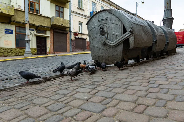 City Pigeons Eat Trash Can Dirty Birds Have Flocked Trash - Stock-foto