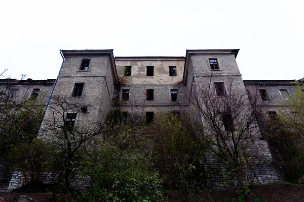 Ένα Παλιό Εγκαταλελειμμένο Πέτρινο Κτίριο Καταρρέει Στην Ύπαιθρο Μια Καταθλιπτική — Φωτογραφία Αρχείου