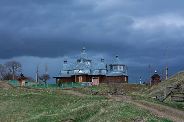 Kyrka Med Metalltak Och Kupoler Kulle Dramatisk Himmel Med Åskmoln — Stockfoto