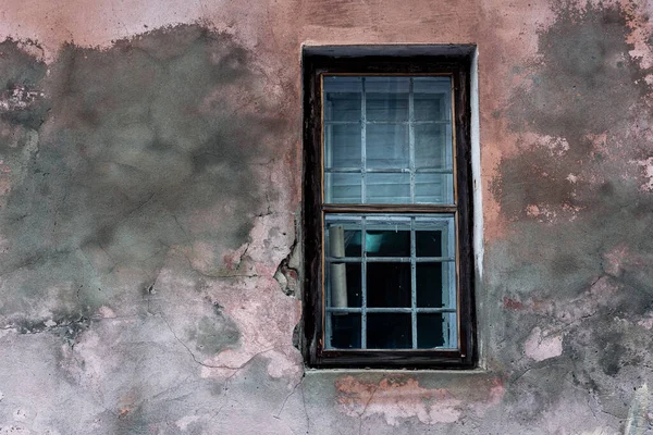 Small Window Iron Grate Old Peeling Wall House — Fotografia de Stock