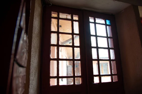 Photo Corridor Old Apartment Building Sun Shines Windows Front Door — Fotografia de Stock