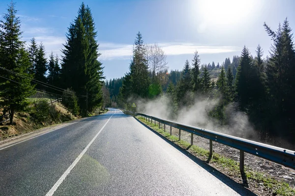 Road Mountains Ukrainian Carpathians Sun Warmed Track Fog Evaporation Rain Стоковая Картинка