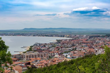 Nesebar, Bulgaristan - 17.05.2022: Bulgaristan 'da bir tatil beldesinin kıyısındaki dağdan güzel manzara. Sunny Beach 'in ve Karadeniz' in Panorama 'sı kumlu plajları ve birçok oteli var..