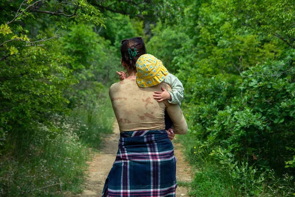 Family Tourists Walks Green Thickets Spring Mountain Forest Mom Carries — Foto de Stock