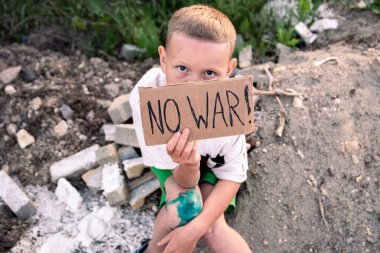 Kirli bir yüzü ve üzgün gözleri olan bir çocuk elinde elinde İngilizce 