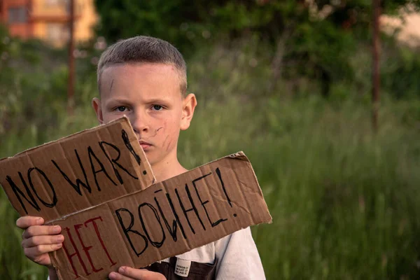 Chłopiec Brudną Twarzą Smutnymi Oczami Trzyma Kartonowy Plakat Napisem War — Zdjęcie stockowe