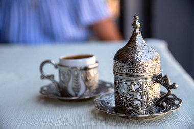 Nefis kapaklı geleneksel bir fincanda Türk kahvesi. Türk kafesinde güzel bir kahve servisi. Koyu kahve, güzel bir ça...