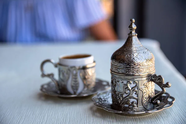 Café Turco Uma Bela Xícara Tradicional Com Uma Tampa Elegante — Fotografia de Stock