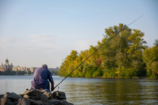 Der Fischer Sitzt Fluss Auf Der Seebrücke Und Genießt Das — Stockfoto