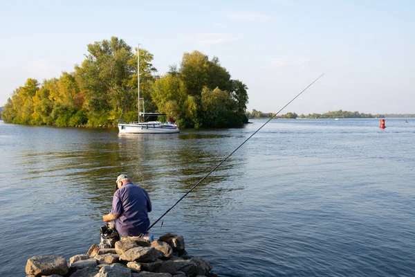 Balıkçı Rıhtımdaki Nehirde Oturur Rahatlar Balık Tutmaktan Zevk Alır Bir — Stok fotoğraf