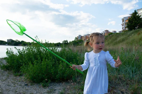 Una Bella Bambina Vestita Bianco Con Uno Scoop Net Verde — Foto Stock