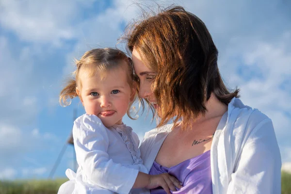 Portret Dziewczynki Jej Matki Mama Córka Przytulają Się Błękitnego Nieba — Zdjęcie stockowe
