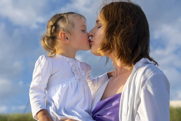 Portret Dziewczynki Jej Matki Mama Córka Przytulają Się Błękitnego Nieba — Zdjęcie stockowe