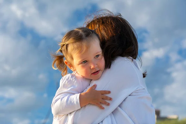 Portrait Une Petite Fille Mère Maman Fille Sont Mignonnes Serrant — Photo