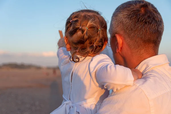 Młody Tata Córeczką Spaceruje Plaży Morskiej Promieniach Słońca Ojciec Dwuletnia — Zdjęcie stockowe